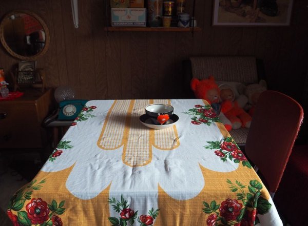 画像5: 東ドイツ　化繊のテーブルクロス　赤い花・黄色