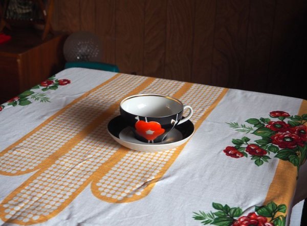 画像4: 東ドイツ　化繊のテーブルクロス　赤い花・黄色